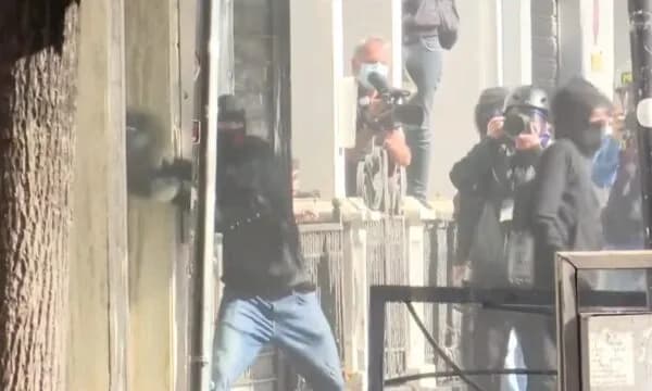 Tensione në Rrugën e Durrësit, të rinjtë tentojnë të thyejnë derën dhe xhamat e një banke