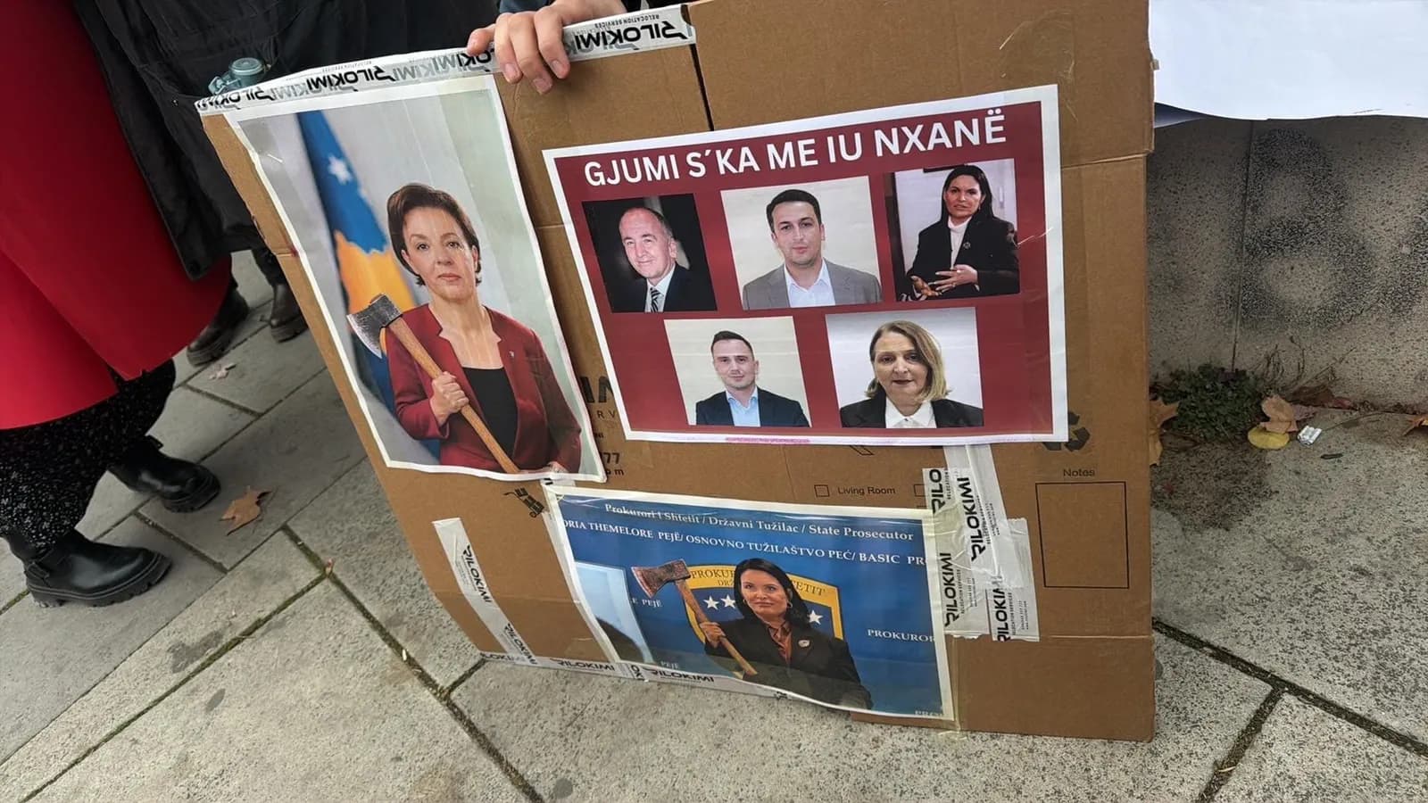 “Gjumi s’ka me iu nxanë”, mesazhet e protestuesve në Prishtinë përmes pankartave