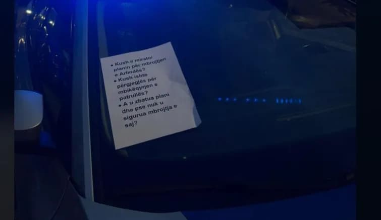 Protestuesit kërkojnë përgjigje nga Policia, vendosin mbishkrime në veturat zyrtare: Kush e miratoi planin për mbrojtjen e Arlindës?