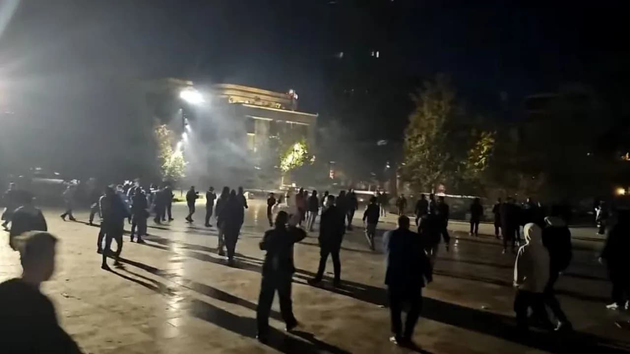 Protestuesi qëllohet me plumb gome në bark, dërgohet në gjendje të rëndë te Trauma, futet në operacion