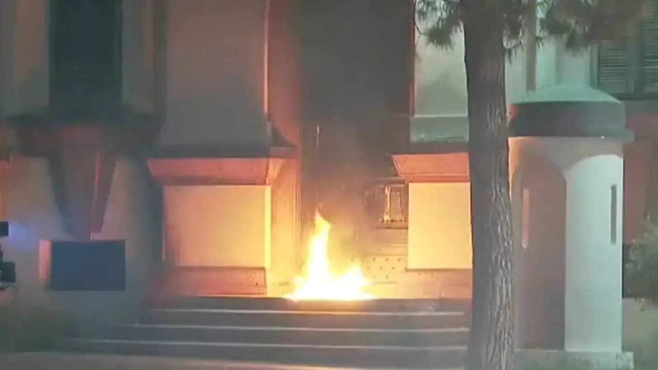Pas Komisariatit numër 3, protestuesit i vënë flakën edhe Ministrisë së Brendshme