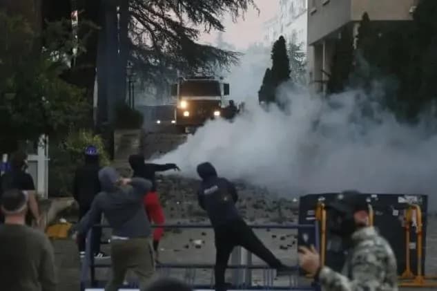 Protestat e dhunshme në Tiranë, punonjësit e administratës njoftohen të mos dalin në punë