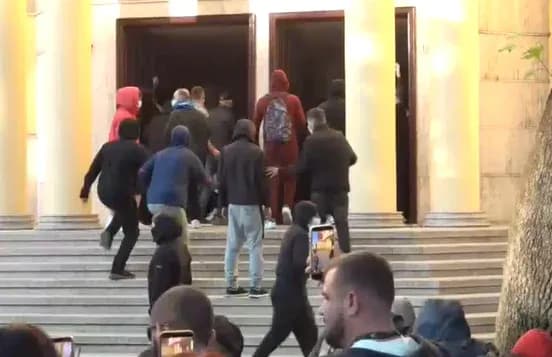Protestuesit hapin dyert dhe godasin me gurë godinën e Ministrisë së Financave
