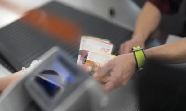 Zvicër: Dënohet me kusht dhe dëbim arkëtarja kosovare, ka vjedhur 38.000 franga
