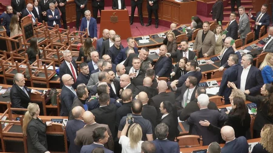 Pas një ore me tensione, përplasje fizike dhe verbale, mbyllen punimet e Kuvendit të Shqipërisë