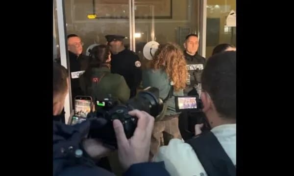 Protestuesit e bllokojnë hyrjen e Ministrisë së Drejtësisë: Donika jep dorëheqje!