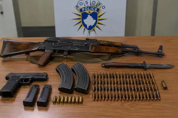 AK-47, pistoletë dhe dhjetëra fishekë, arrestohet një person në Viti
