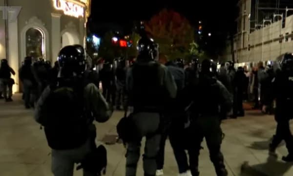 Policia i ndjek protestuesit në shesh, u hedh edhe spray, afër tyre shihen edhe deputetë të PDK