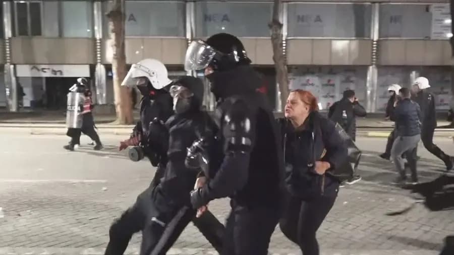 Protestuesit hedhin gurë në drejtim të Kryesisë së Kuvendit - policia nis shoqërimet