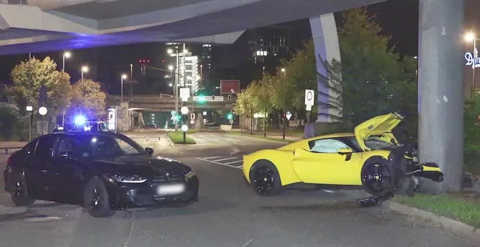Gjermani: 18-vjeçari përplas Ferrarin në shtyllën e urës, dëmet kapin qindra mijëra euro