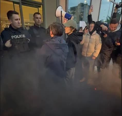 Hidhet gaz para Ministrisë së Drejtësisë, policia në gjendje gadishmërie