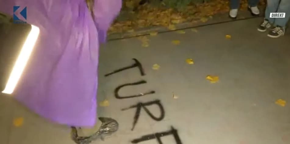 “TURP”, protestuesit shkruajnë mesazhe edhe në tokë