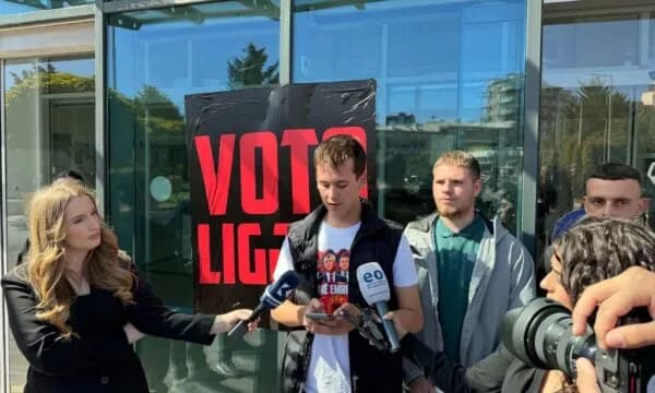 “Jo në emrin tim” aksion para Minstrisë së Drejtësisë, thirrje Gërvallës: Voto Ligjin, koha e arsyetimeve ka mbaruar