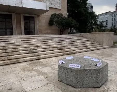 Rama fton sërish studentët për dialog, kësaj here me një tavolinë prej guri