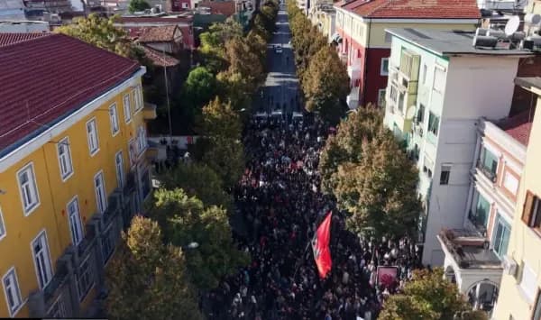Policia i shpërndau me presion uji protestuesit në Tiranë, ata nisin rikthimin te Ministria e Arsimit