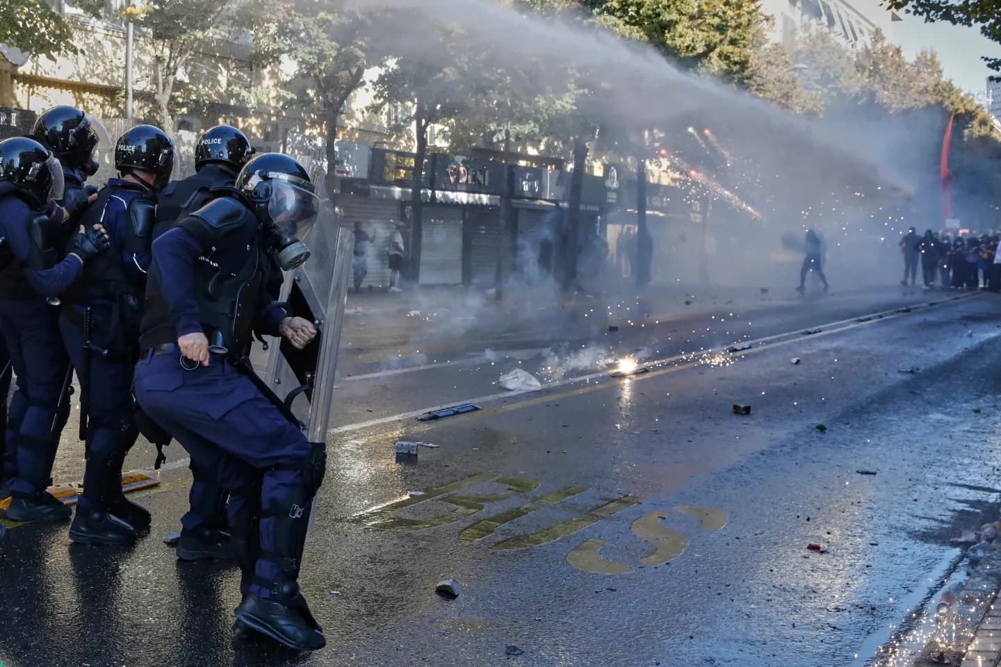 AP shkruan për Shqipërinë reagimin e Ramës dhe valën e protestave në Evropë, sonte ‘pritet të nis edhe në Greqi’