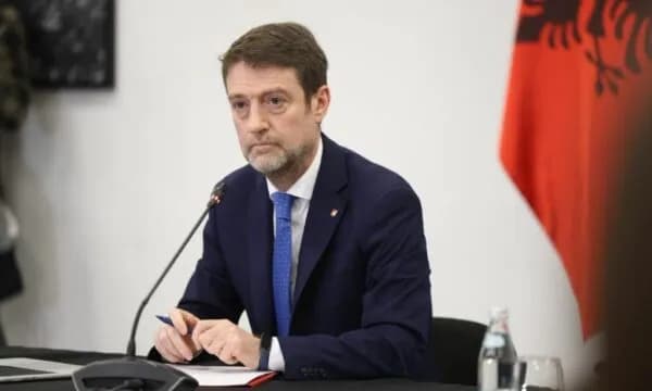 Hoxha i reagon Daçiqit: Ajo gjuhë nxitëse s’mund të shpërfillet, Shqipëria do ta mbështesë Kosovën në çdo mënyrë