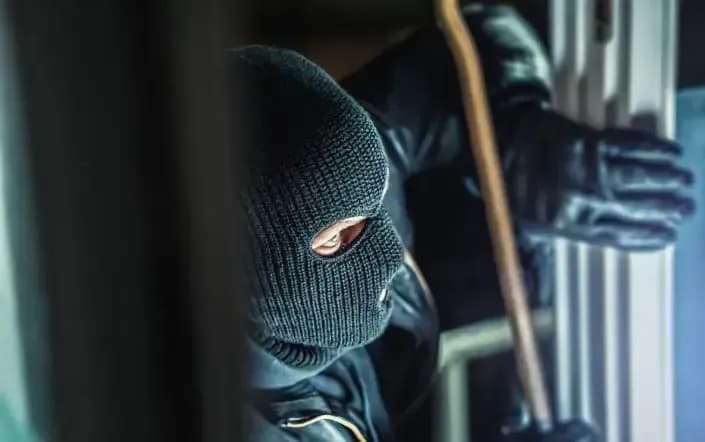 Tre të dyshuar për vjedhje të rëndë arrestohen në Skenderaj, u konfiskohet edhe një pistoletë