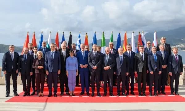 Foto familjare e Samitit të Procesit të Berlinit, Rama e Spajic afër Merzit e Kos-it, Kurti e Mickoski lihen në cep