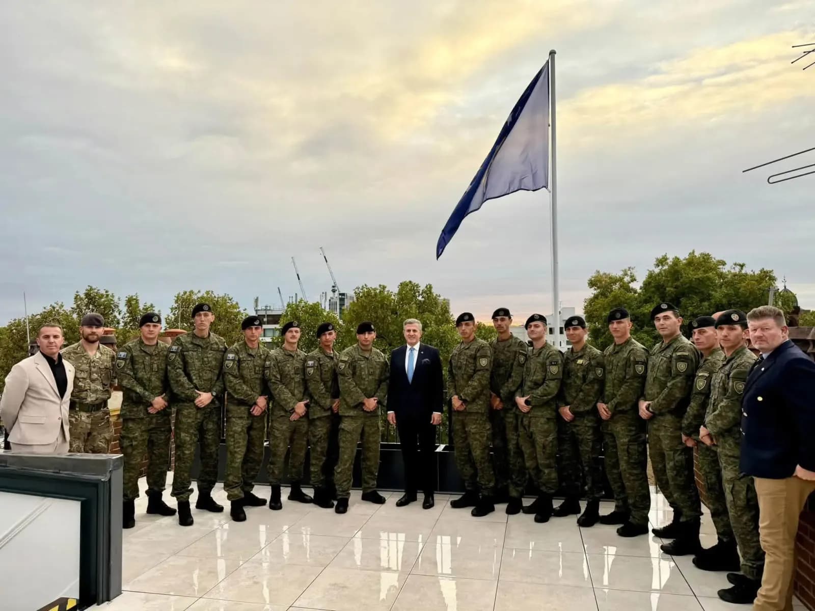 Ushtarët e FSK-së ngrisin flamurin e Kosovës në Ambasadën në Londër