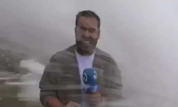 Gazetari spanjoll po raportonte për stuhinë, por një valë e madhe e përpiu gjatë transmetimit live