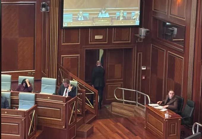 “E përfundoi misionin e tij” – Ramush Haradinaj largohet nga Kuvendi sapo votohen ndryshim-plotësimet për ligjin për Specialen