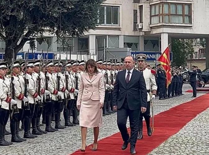 Vizita në Shkup, Haxhiu pritet me ceremoni shtetërore nga Gashi