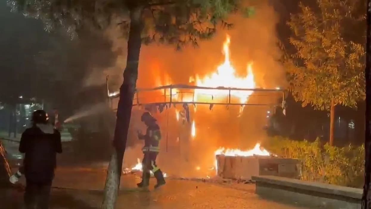 Vijojnë tensionet në protestë, digjet një kioskë tjetër në bulevard
