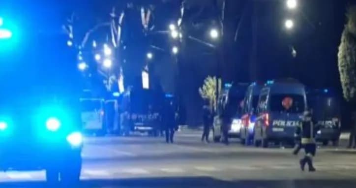 Shpërndahen protestuesit, nis pastrimi i rrugëve të Tiranës