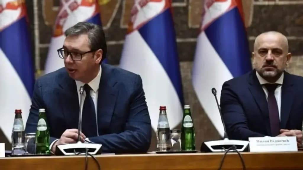 Vuçiq mbron kriminelin Radoiçiq: Dorëzimi i tij në Prishtinë do të nënkuptonte njohjen e Kosovës