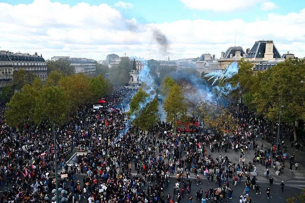 Shpërthejnë përplasjet, qindra mijëra protestojnë në Francë