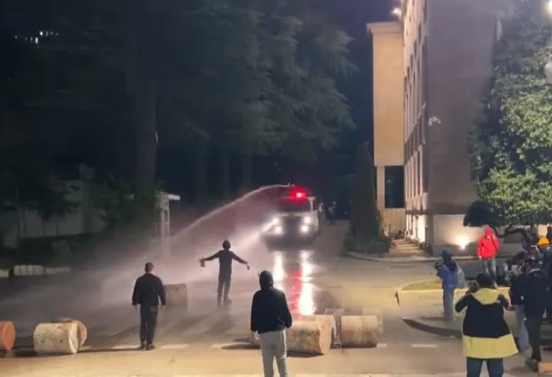 Vijon protesta para Kryeministrisë, policia shpërndan protestuesit me ujë me presion