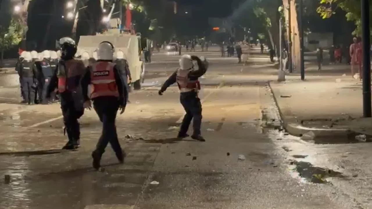 Protesta në Tiranë, policët mbledhin gurë dhe i hedhin drejt protestuesve