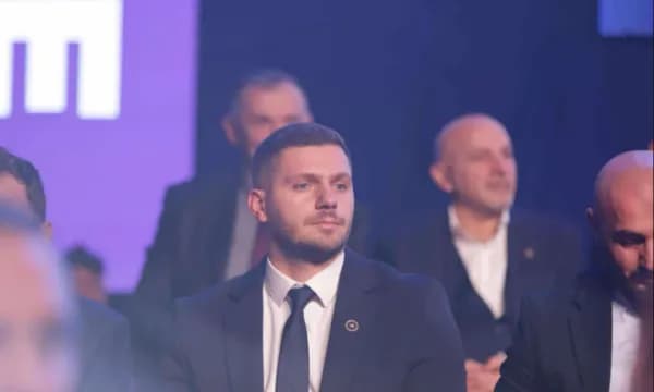 Zëdhënësi i Aleancës i reagon Pecit: Je përfaqësues i denjë i mazhorancës një shpi budallë, jeni hajna e antikombëtarë