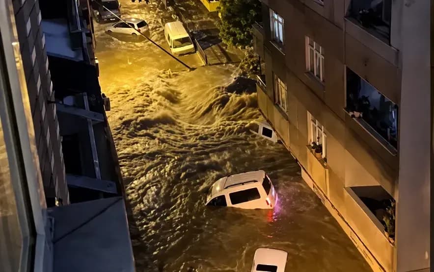 Stambolli goditet nga përmbytjet më të rënda në 84 vjet, shkon në katër numri i viktimave