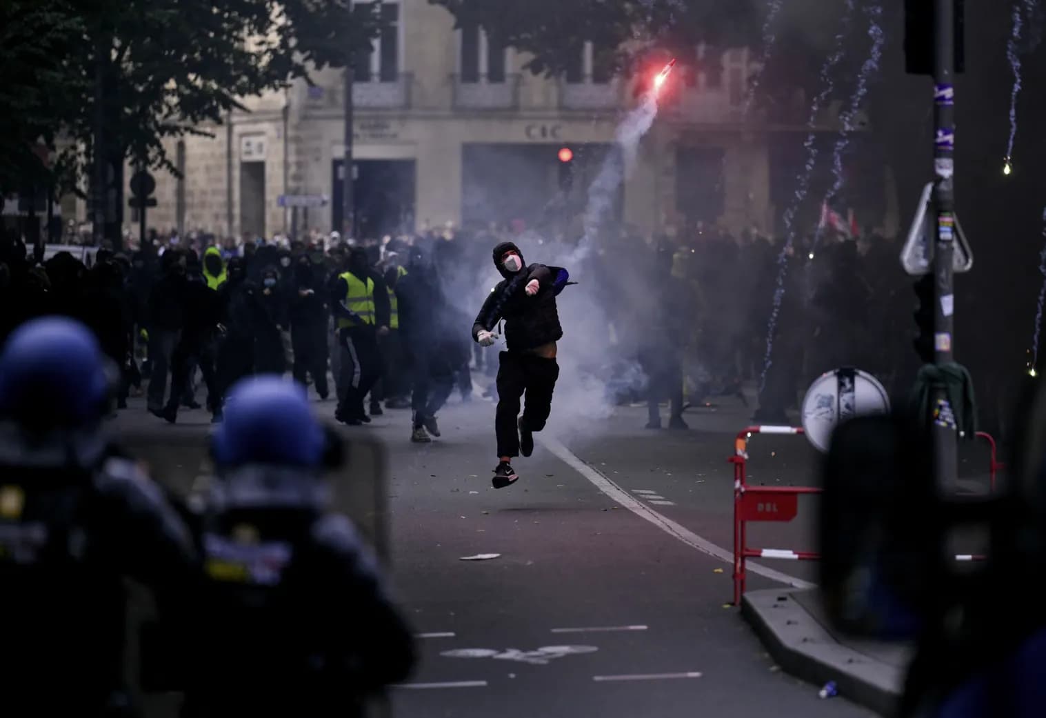 Protestat e dhunshme, Franca vendos orë policore të pjesshme në disa qytete - përfshirë pjesë të Parisit