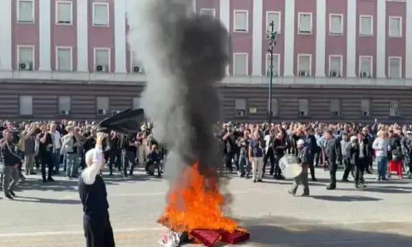 Protestuesit mblidhen para Kryeministrisë në Tiranë, digjet “tryeza e dialogut” që e vendosi Rama