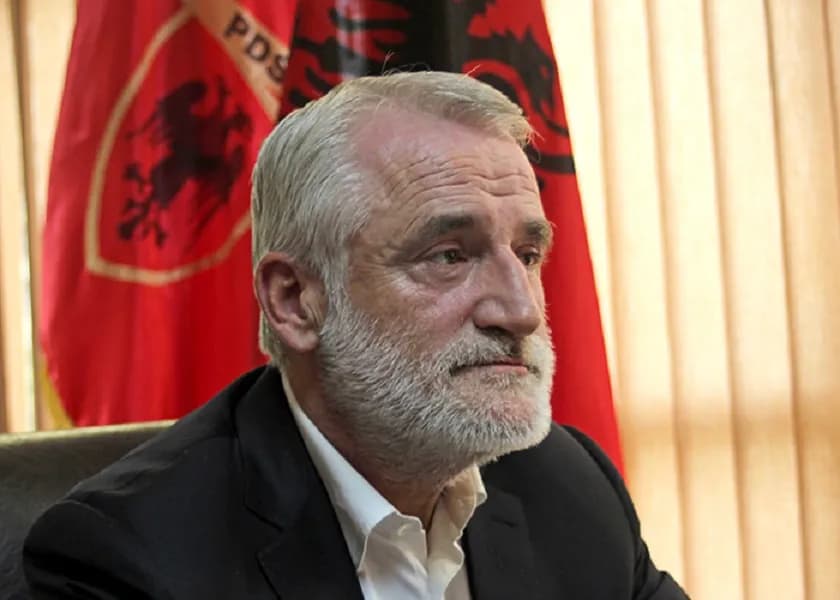 Menduh Thaçi për protestat në Tiranë dhe dënimin e Hashim Thaçit: Rrini qetë edhe pak, kjo situatë nuk do të ndalet