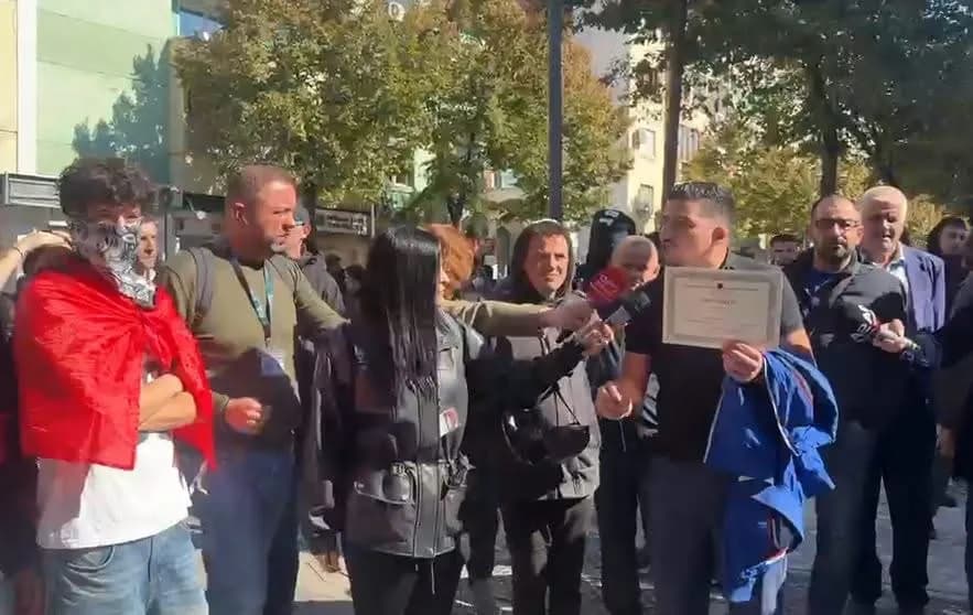 Nis protesta para Ministrisë së Arsimit me këngë dhe valle, i riu gris në shenjë revolte certifikatën si fitues i Olimpiadës së Historisë