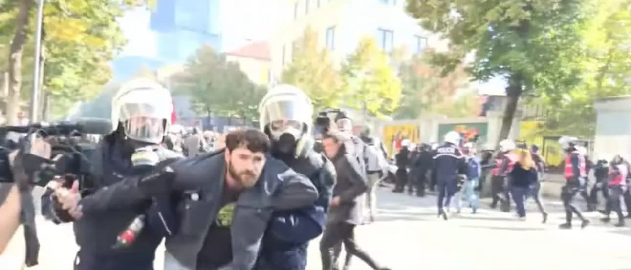 Përplasjet te Ministria e Arsimit, policia nis shoqërimin e protestuesve