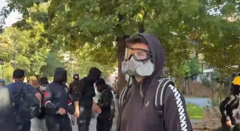 Protestuesit në Tiranë qëllojnë me gurë selinë e PS, thyejnë derën kryesore