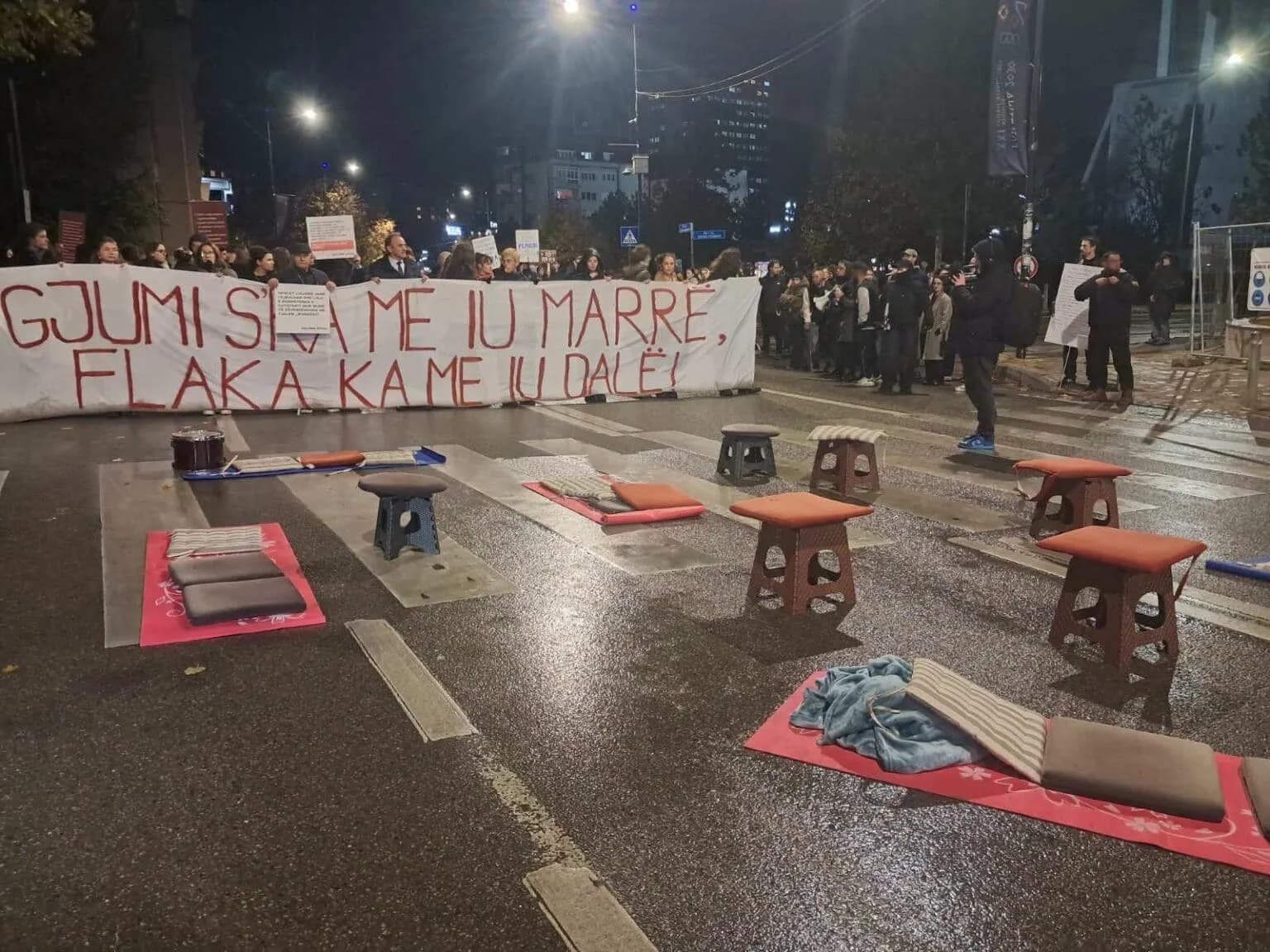 Ka vazhduar sot në Prishtinë protesta e radhës në shenjë revolte ndaj vrasjes së Arlinda Zekajt në Vitomiricë të Pejës të dielën e kaluar