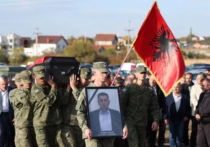 Me nderime ushtarake varroset zyrtari i lartë i FSK-së, Ali Ngucati