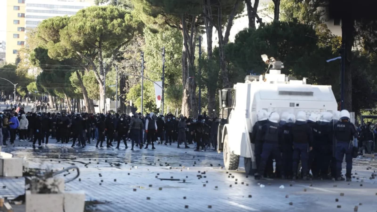 Dy shtetas nga Kosova shoqërohen në protestën në Tiranë, deklarata në polici: Jemi mbështetës të Vetëvendosje