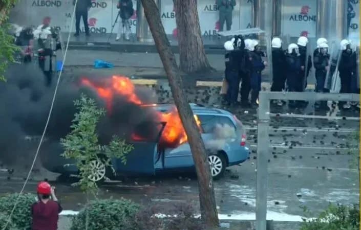 Protestuesit e fusin një veturë në mes të sheshit “Dëshmorët e Kombit” dhe i vënë flakën
