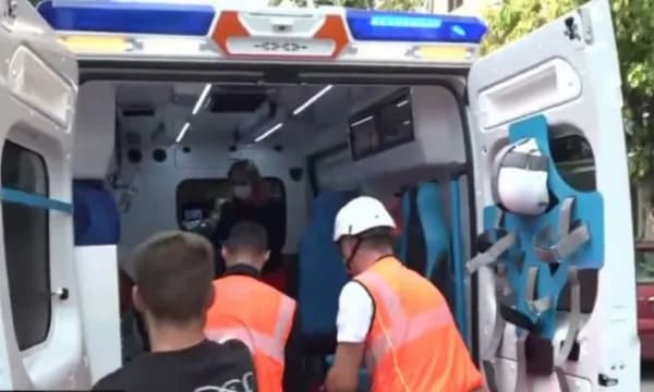 Ambulanca bllokohet në protestë, reagon Qendra Kombëtare e Urgjencës: Pengimi i saj rrezikon jetën e qytetarëve
