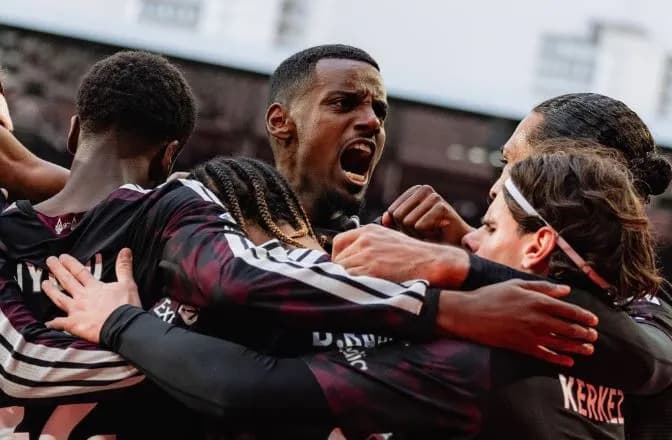 Liverpooli me fitore përmbysëse, e mposht Brentfordin me 9 lojtarë