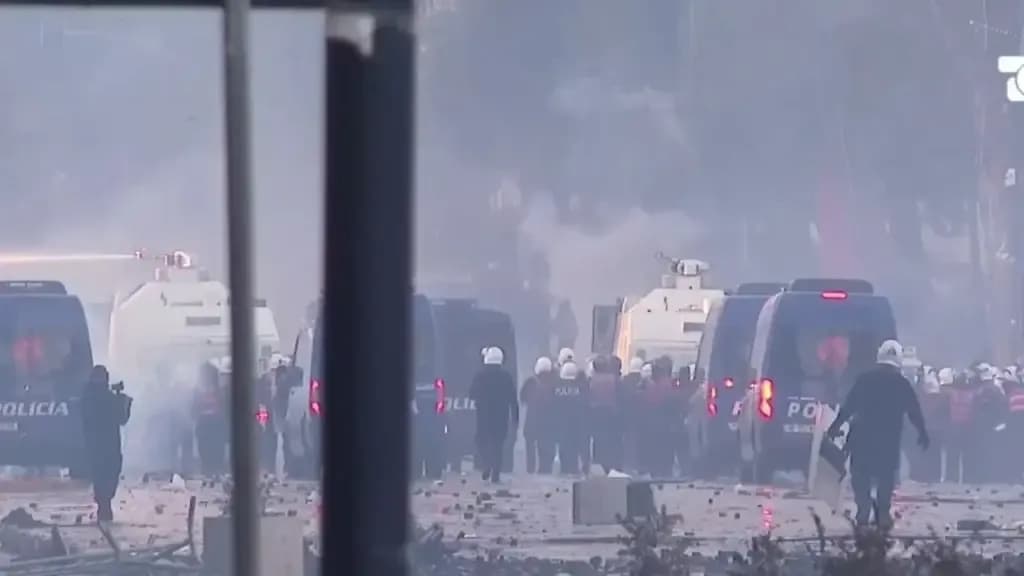 Mbyllet dita e pestë e protestave në Tiranë: 59 të lënduar – mes tyre 34 policë, 21 protestues dhe 4 kalimtarë