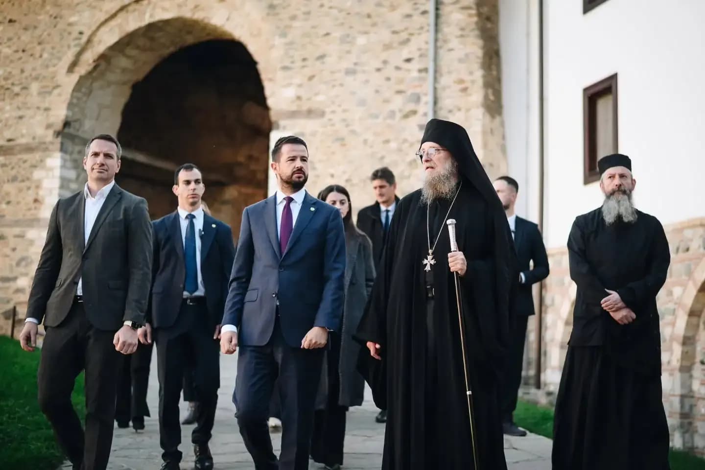 Presidenti i Malit të Zi vjen në vizitë në Kosovë, pritjen ia bën prijësi i Manastirit të Deçanit