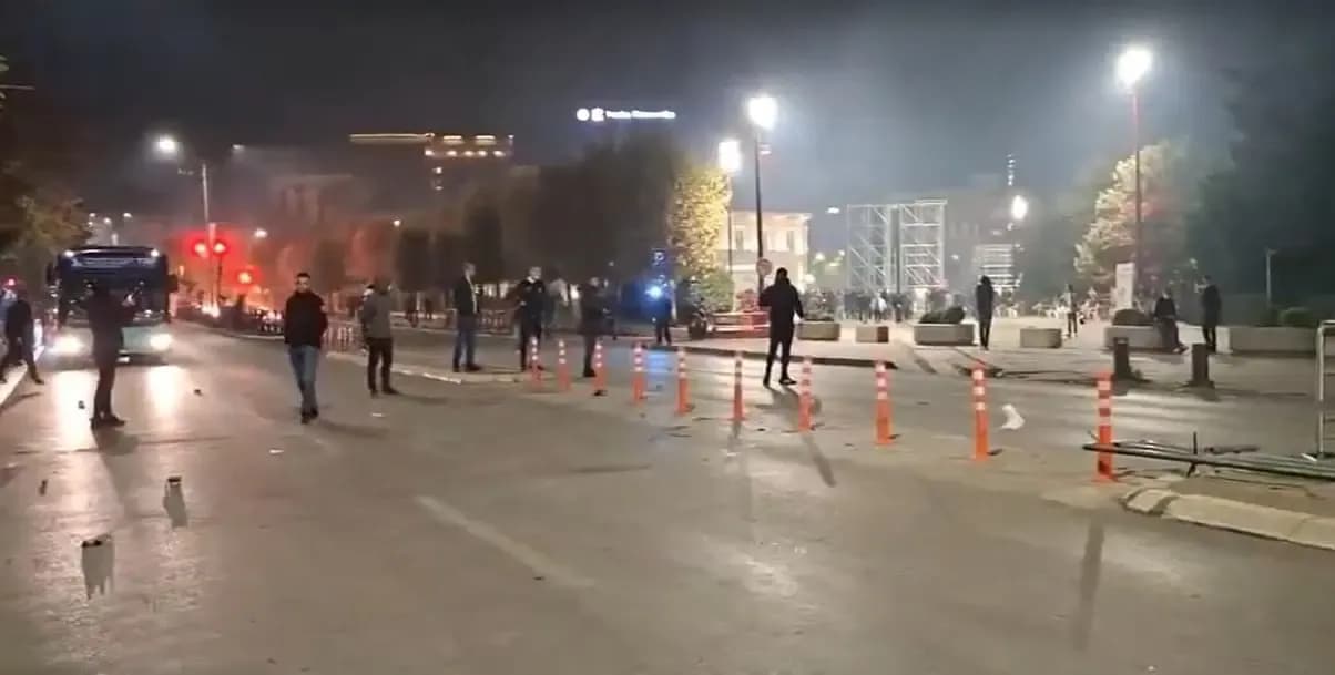 Sërish hidhet gazlotsjellës, në shesh ku po protestohet ka edhe familje me fëmijë
